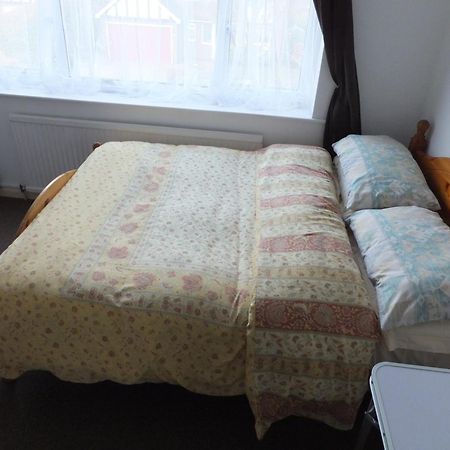 קרוידון Many Worlds Meet - Eurostar, Wimbledon 30 Mins, Central London, Gatwick 15 Mins - Spacious, Sleeps Up To 16 Plus Cot - Free Wifi, Parking - Next To Lloyd Park, Great For Families, Walkers, Relocators - Ideal For Contractors מראה חיצוני תמונה