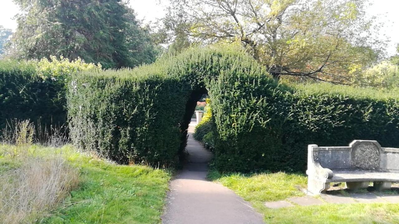קרוידון Many Worlds Meet - Eurostar, Wimbledon 30 Mins, Central London, Gatwick 15 Mins - Spacious, Sleeps Up To 16 Plus Cot - Free Wifi, Parking - Next To Lloyd Park, Great For Families, Walkers, Relocators - Ideal For Contractors מראה חיצוני תמונה