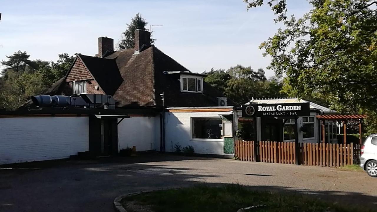 קרוידון Many Worlds Meet - Eurostar, Wimbledon 30 Mins, Central London, Gatwick 15 Mins - Spacious, Sleeps Up To 16 Plus Cot - Free Wifi, Parking - Next To Lloyd Park, Great For Families, Walkers, Relocators - Ideal For Contractors מראה חיצוני תמונה