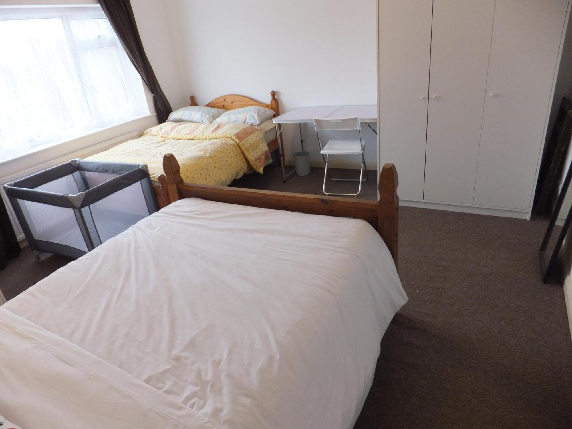 קרוידון Many Worlds Meet - Eurostar, Wimbledon 30 Mins, Central London, Gatwick 15 Mins - Spacious, Sleeps Up To 16 Plus Cot - Free Wifi, Parking - Next To Lloyd Park, Great For Families, Walkers, Relocators - Ideal For Contractors מראה חיצוני תמונה
