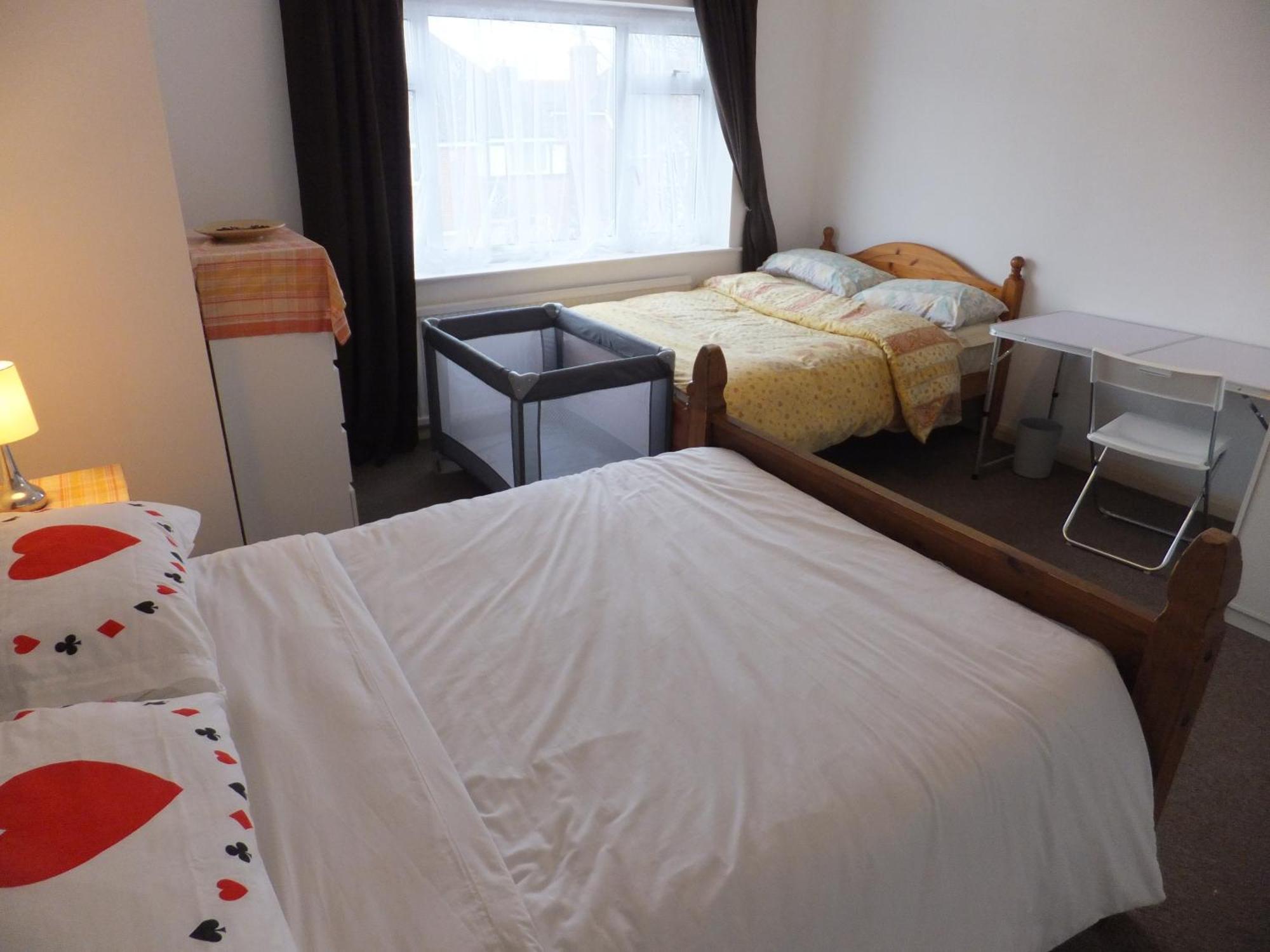 קרוידון Many Worlds Meet - Eurostar, Wimbledon 30 Mins, Central London, Gatwick 15 Mins - Spacious, Sleeps Up To 16 Plus Cot - Free Wifi, Parking - Next To Lloyd Park, Great For Families, Walkers, Relocators - Ideal For Contractors מראה חיצוני תמונה