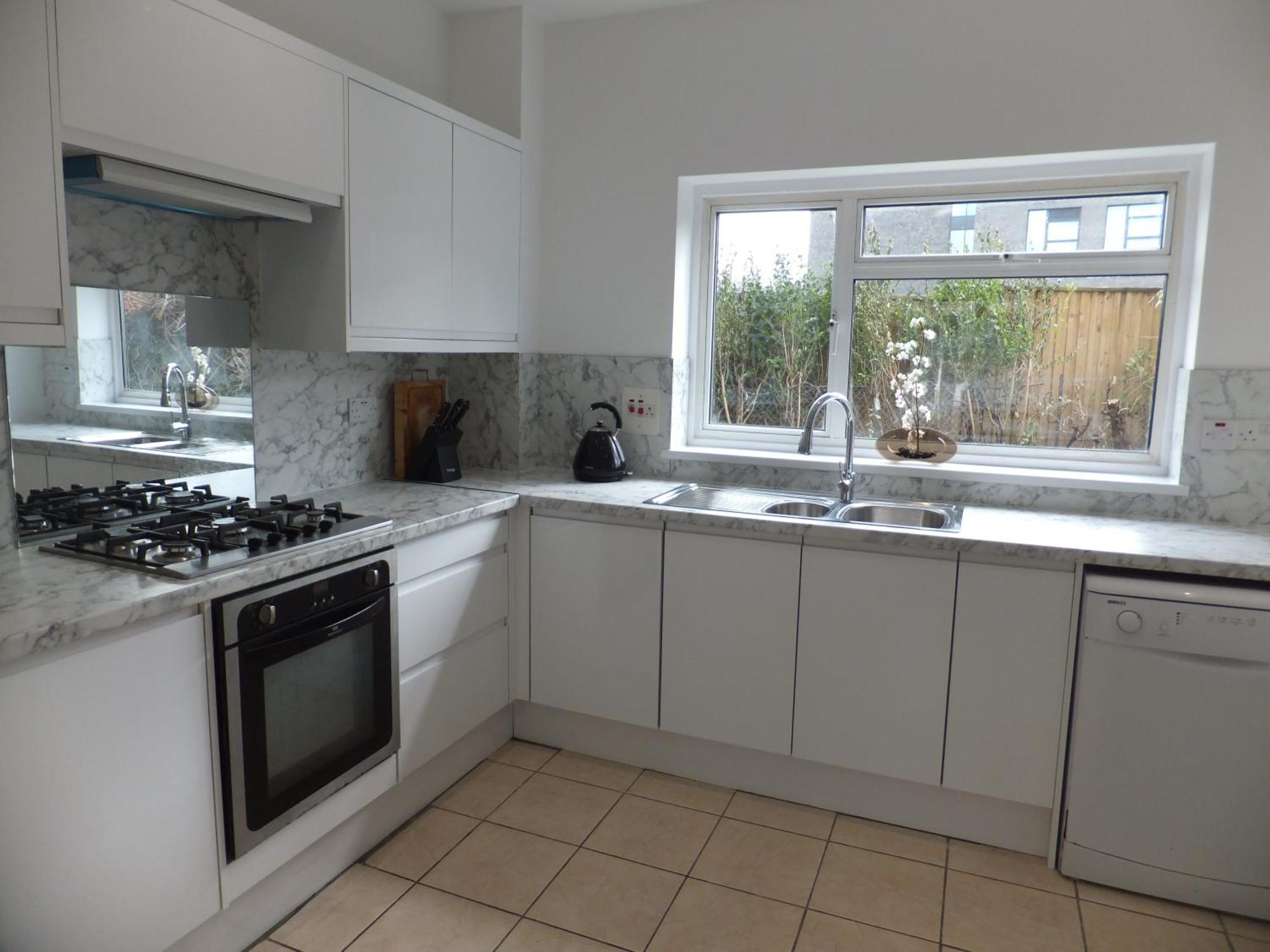 קרוידון Many Worlds Meet - Eurostar, Wimbledon 30 Mins, Central London, Gatwick 15 Mins - Spacious, Sleeps Up To 16 Plus Cot - Free Wifi, Parking - Next To Lloyd Park, Great For Families, Walkers, Relocators - Ideal For Contractors מראה חיצוני תמונה
